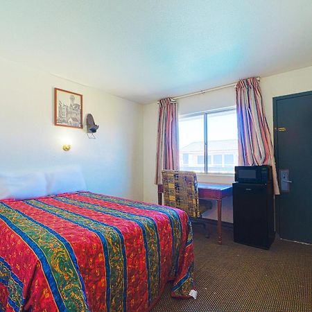 Castle Inn & Suites By Oyo Chickasha Εξωτερικό φωτογραφία