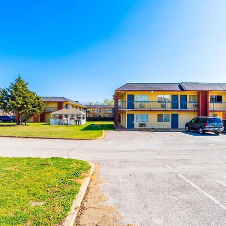 Castle Inn & Suites By Oyo Chickasha Εξωτερικό φωτογραφία