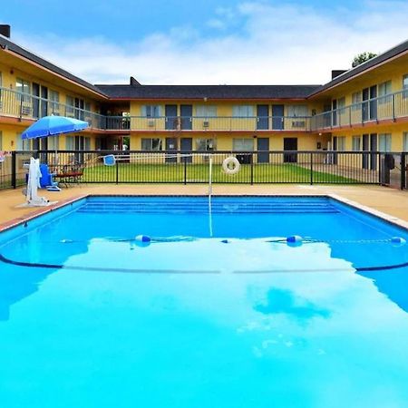 Castle Inn & Suites By Oyo Chickasha Εξωτερικό φωτογραφία
