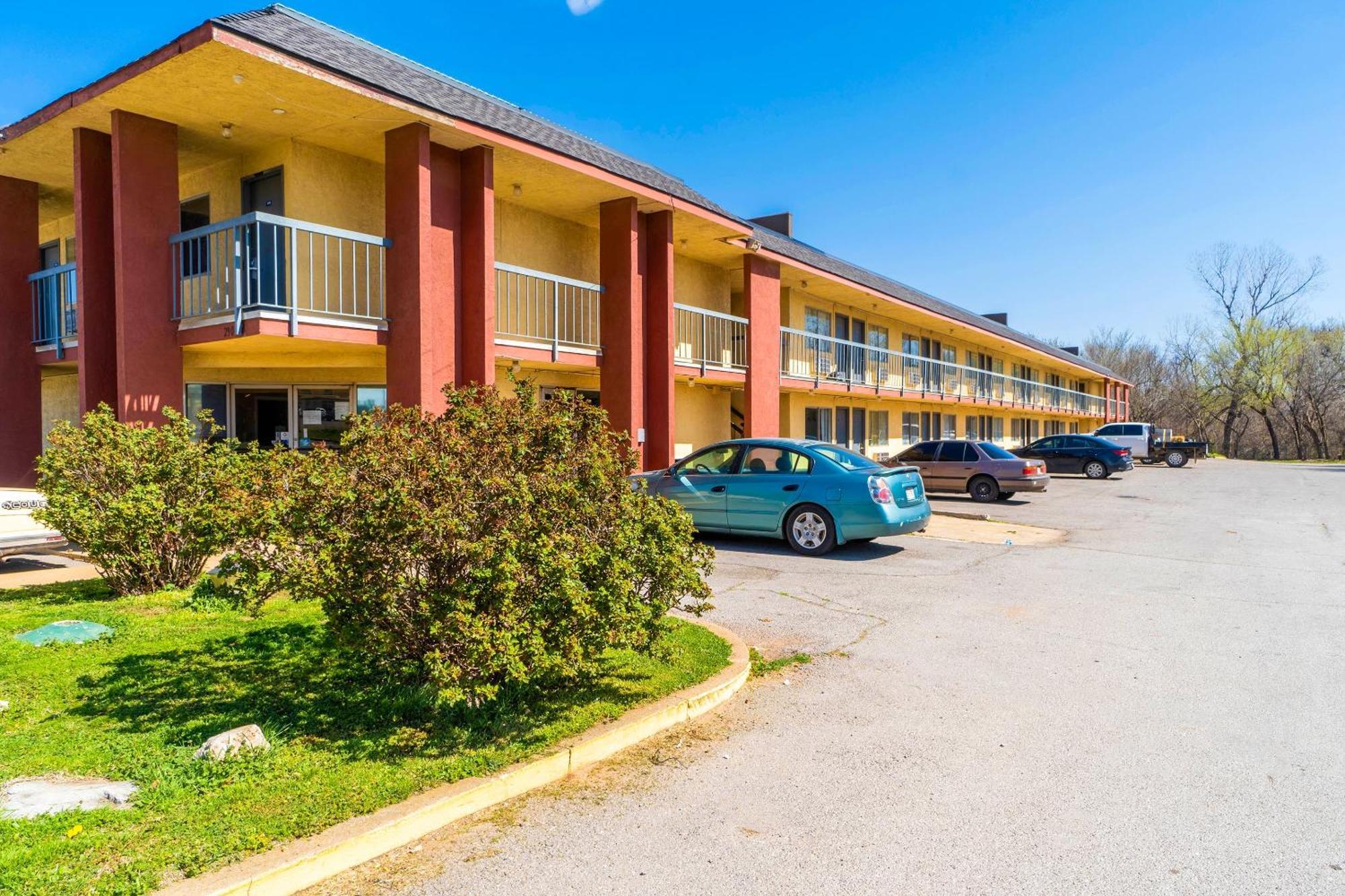 Castle Inn & Suites By Oyo Chickasha Εξωτερικό φωτογραφία