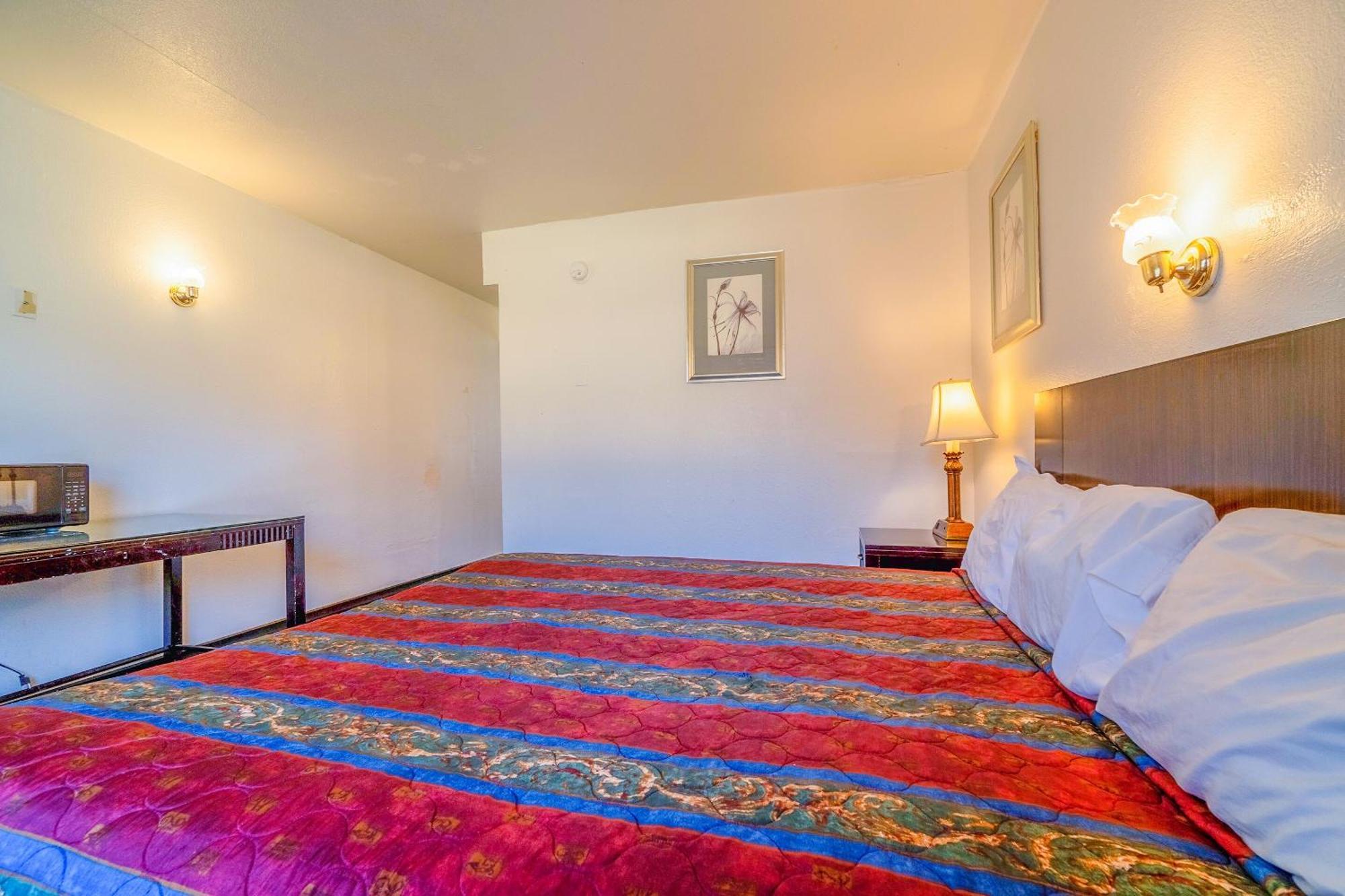 Castle Inn & Suites By Oyo Chickasha Εξωτερικό φωτογραφία