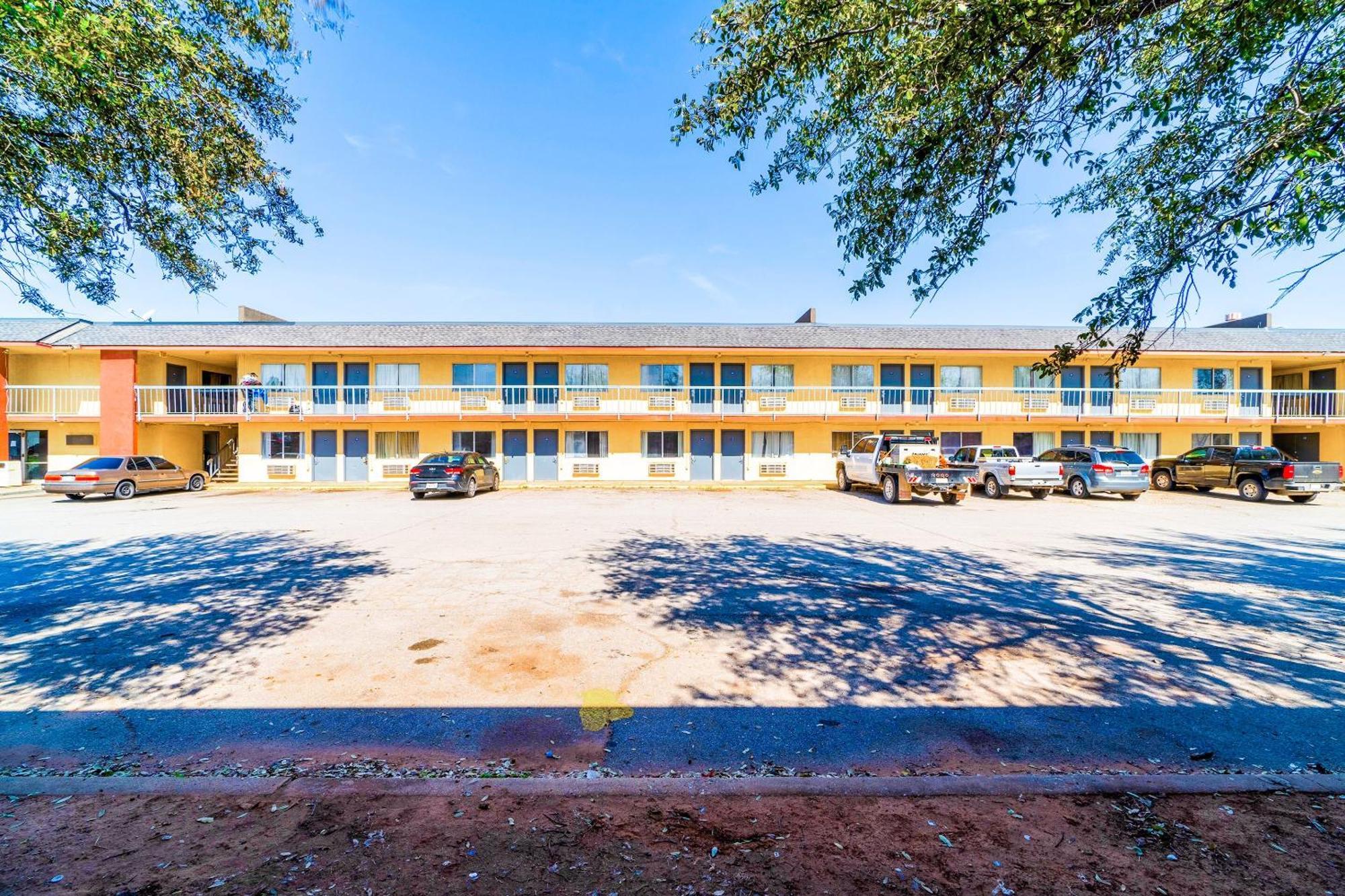 Castle Inn & Suites By Oyo Chickasha Εξωτερικό φωτογραφία