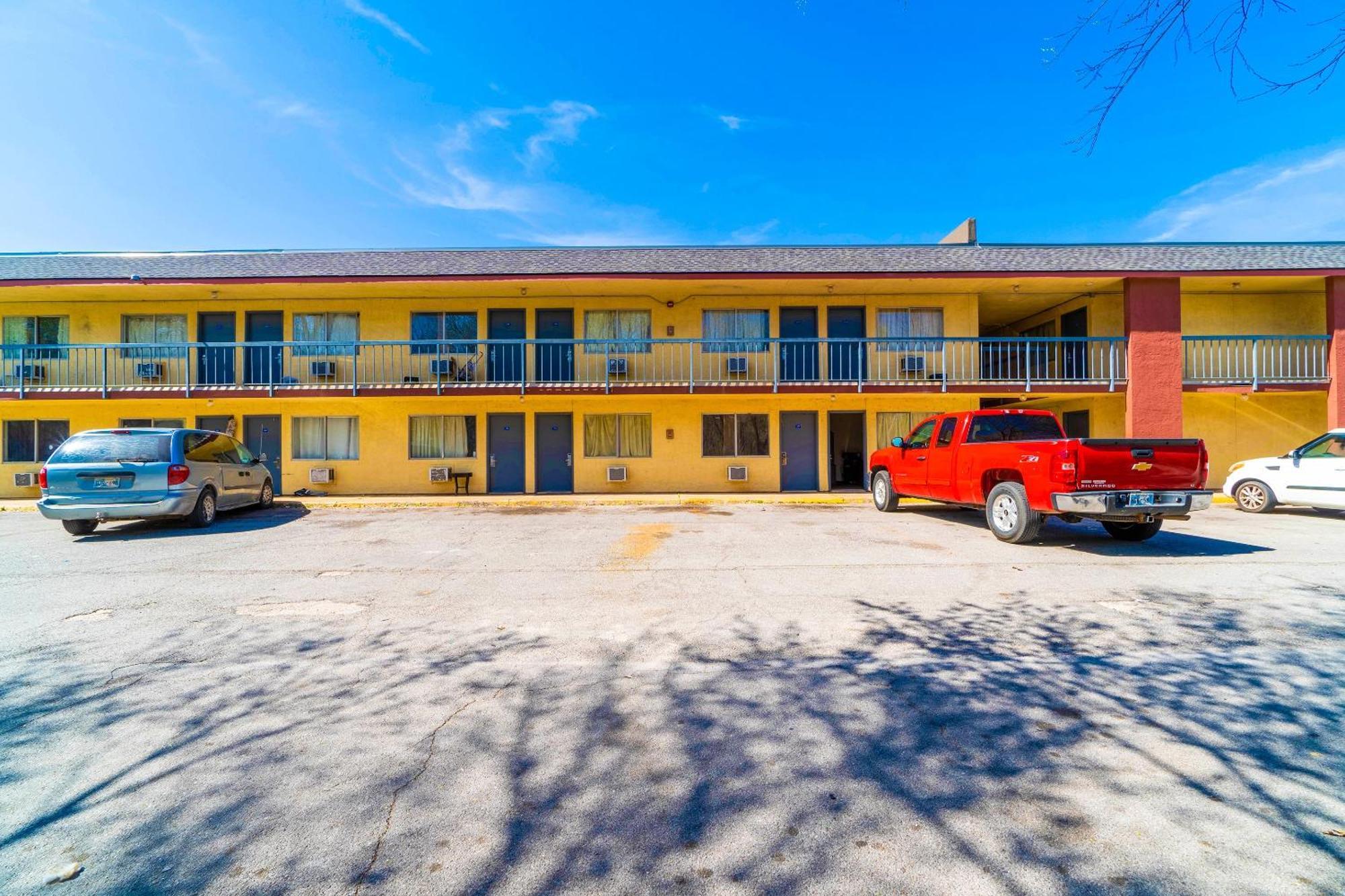 Castle Inn & Suites By Oyo Chickasha Εξωτερικό φωτογραφία