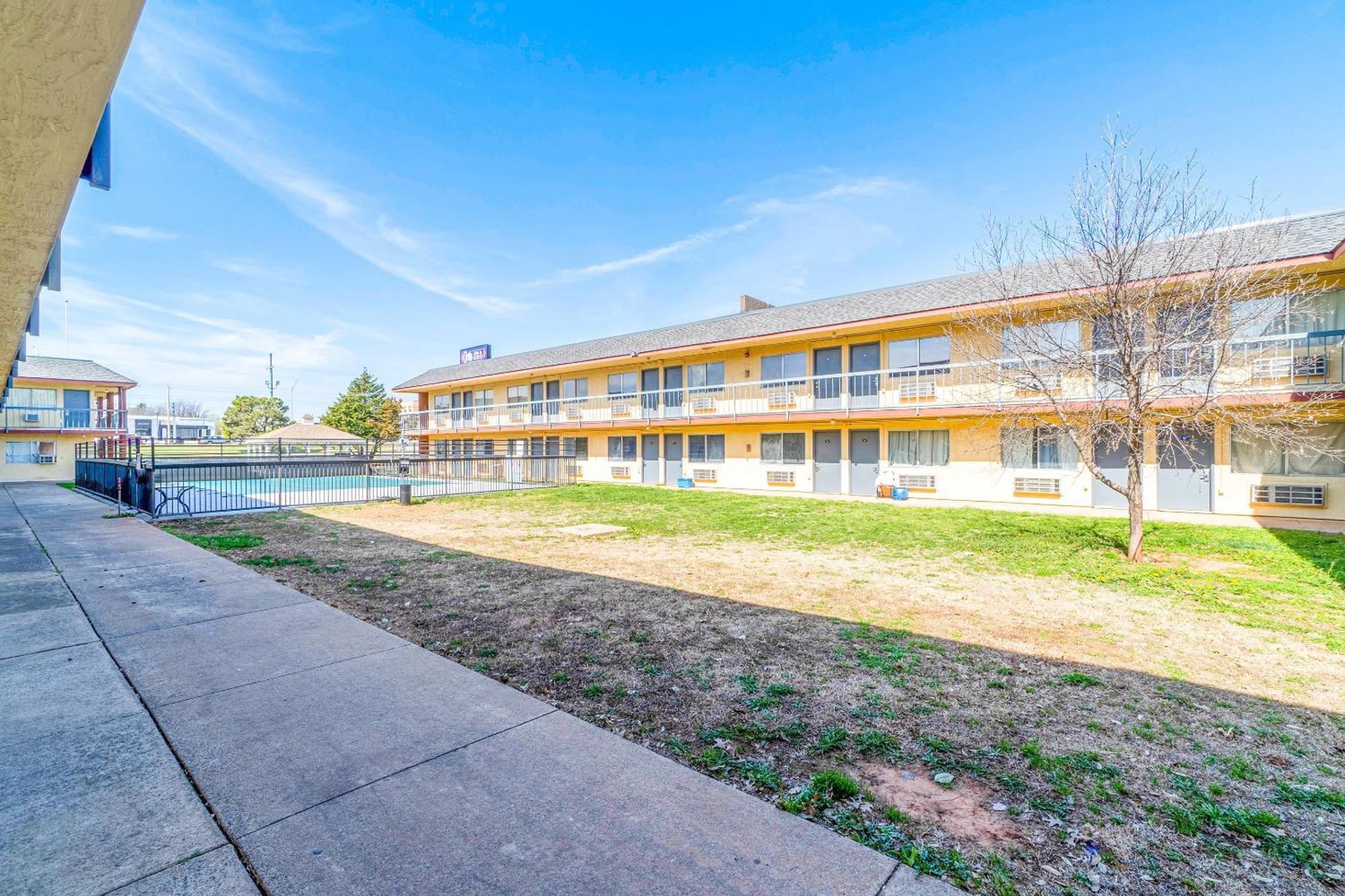 Castle Inn & Suites By Oyo Chickasha Εξωτερικό φωτογραφία