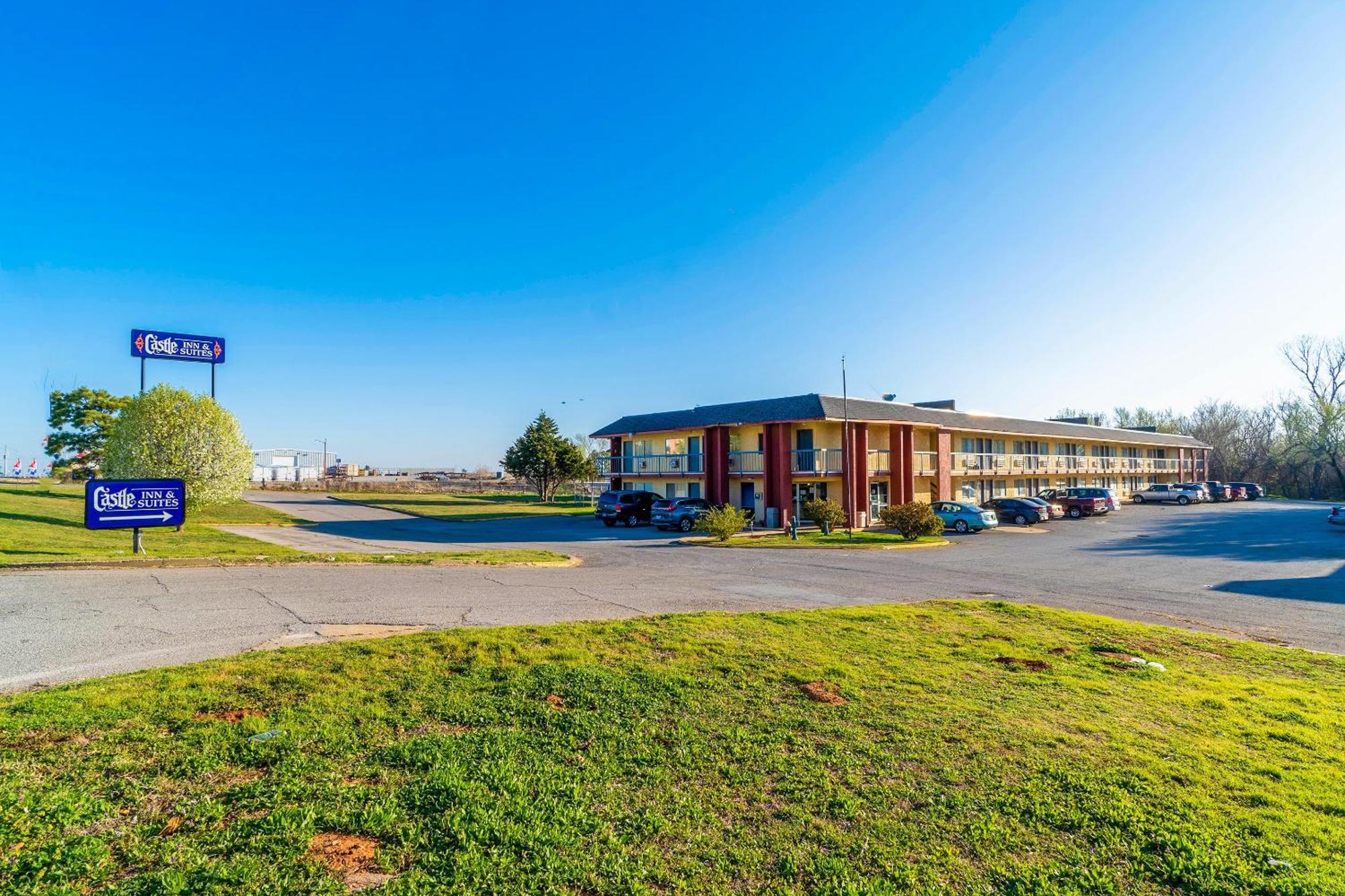 Castle Inn & Suites By Oyo Chickasha Εξωτερικό φωτογραφία