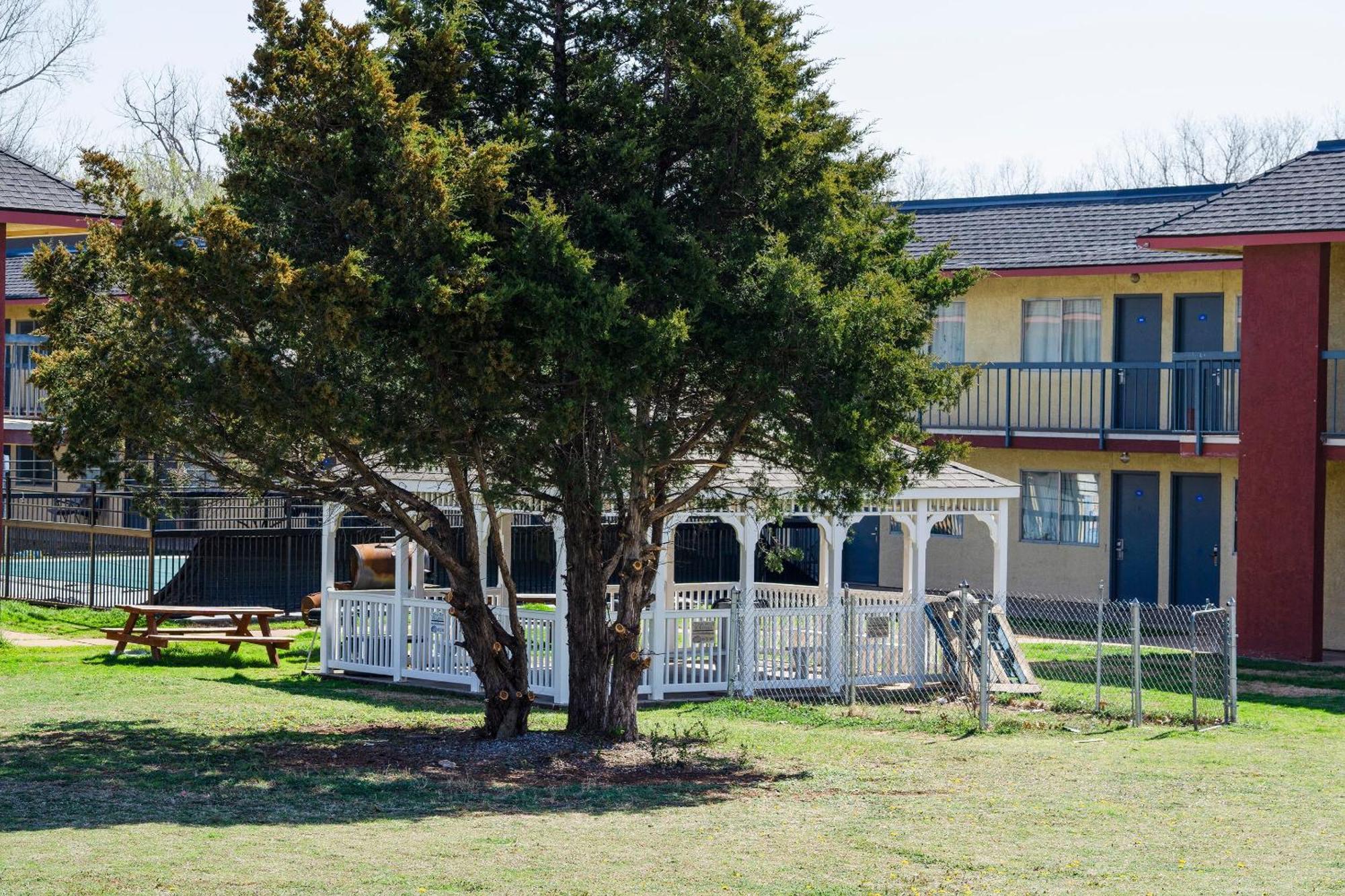Castle Inn & Suites By Oyo Chickasha Εξωτερικό φωτογραφία