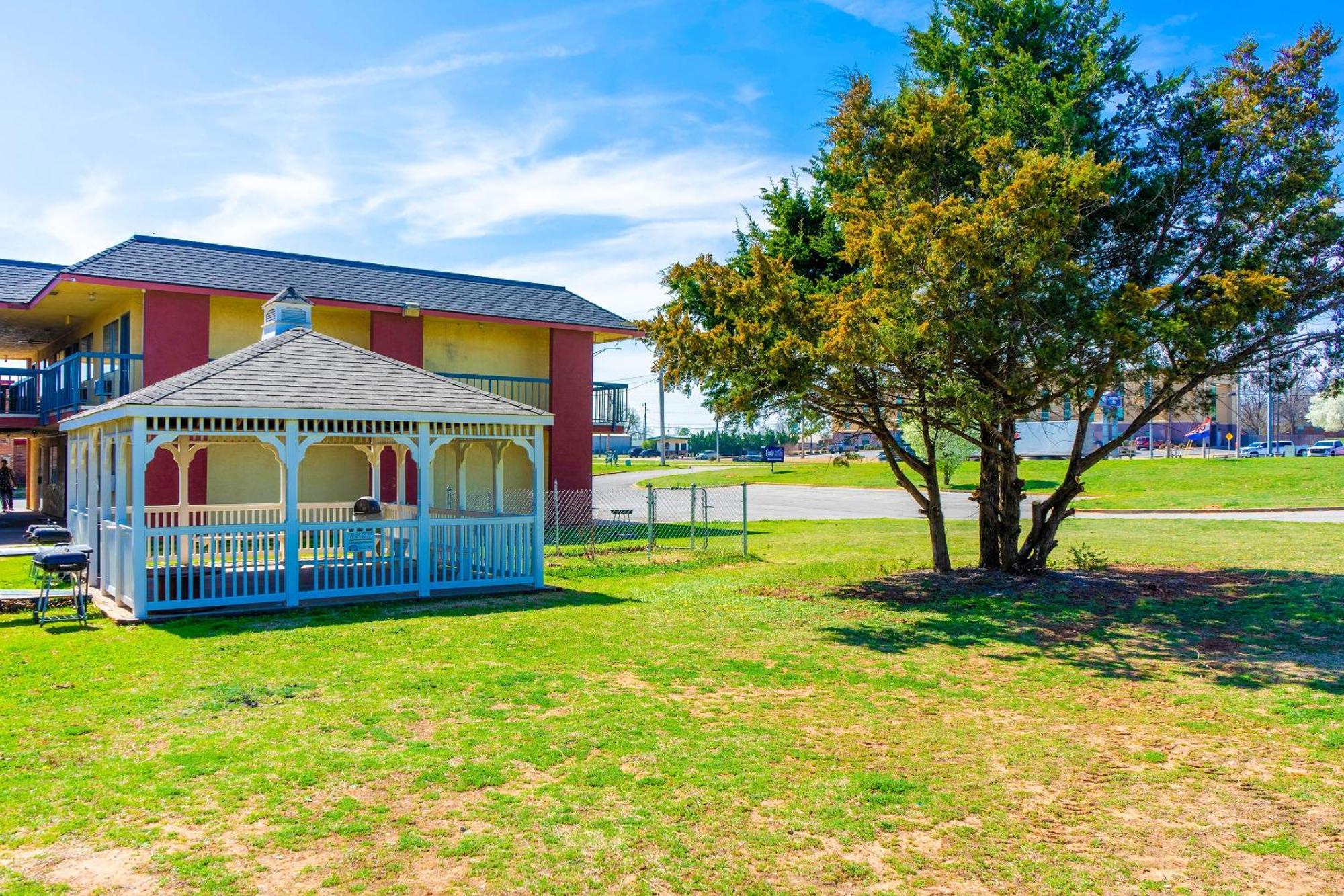 Castle Inn & Suites By Oyo Chickasha Εξωτερικό φωτογραφία