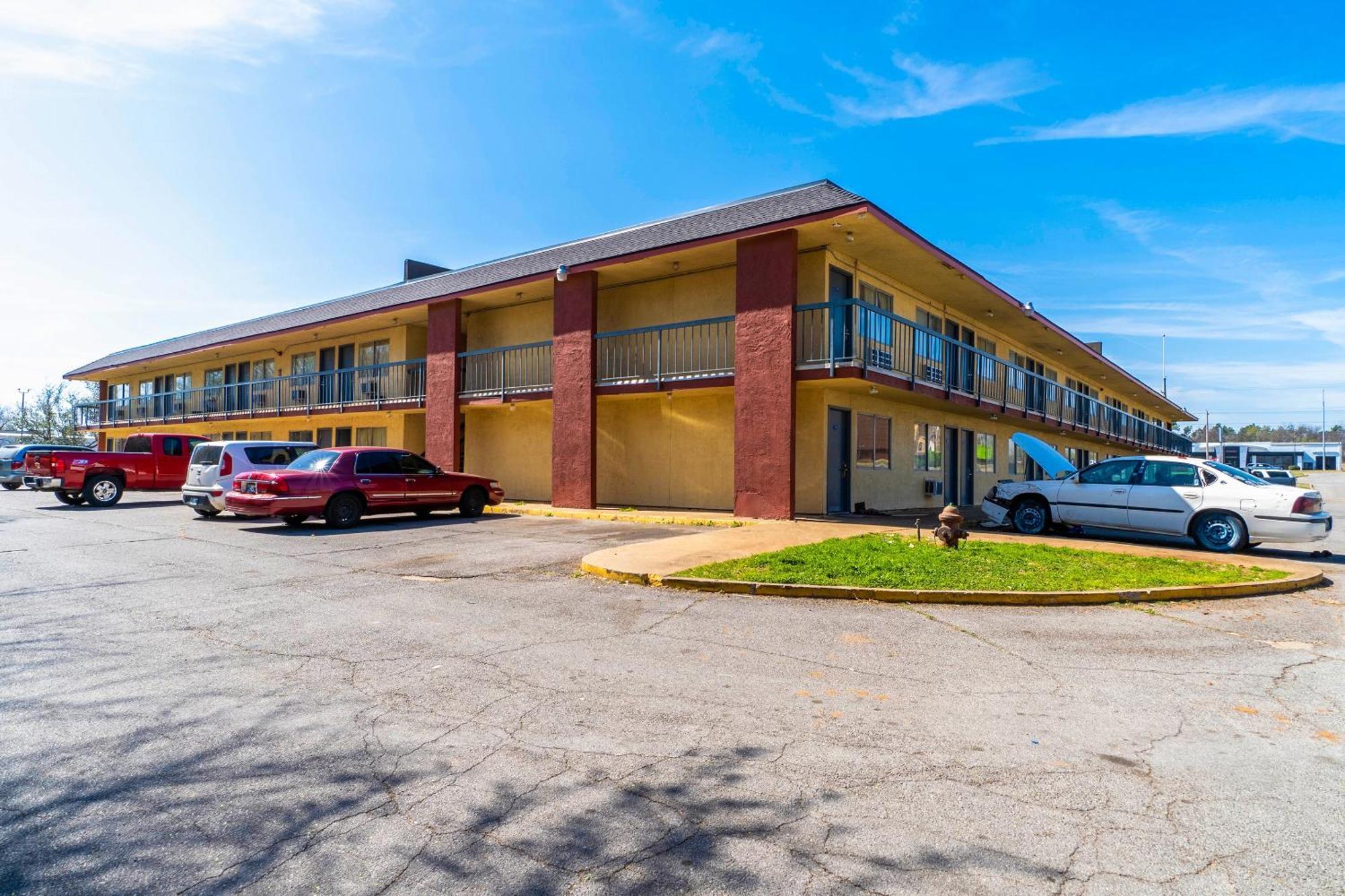 Castle Inn & Suites By Oyo Chickasha Εξωτερικό φωτογραφία