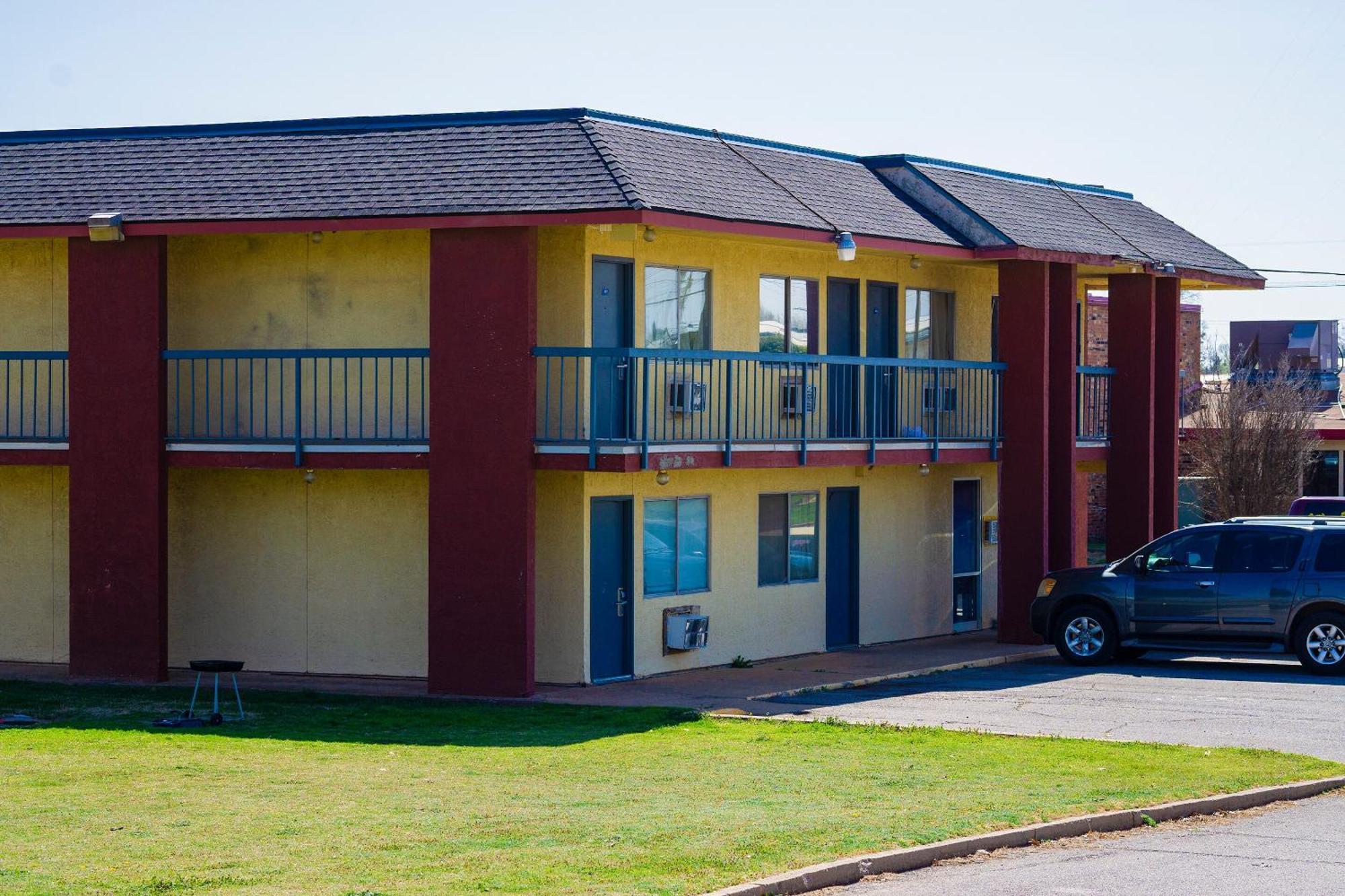Castle Inn & Suites By Oyo Chickasha Εξωτερικό φωτογραφία