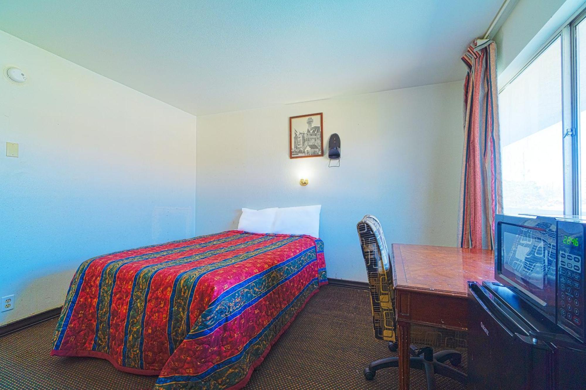 Castle Inn & Suites By Oyo Chickasha Εξωτερικό φωτογραφία