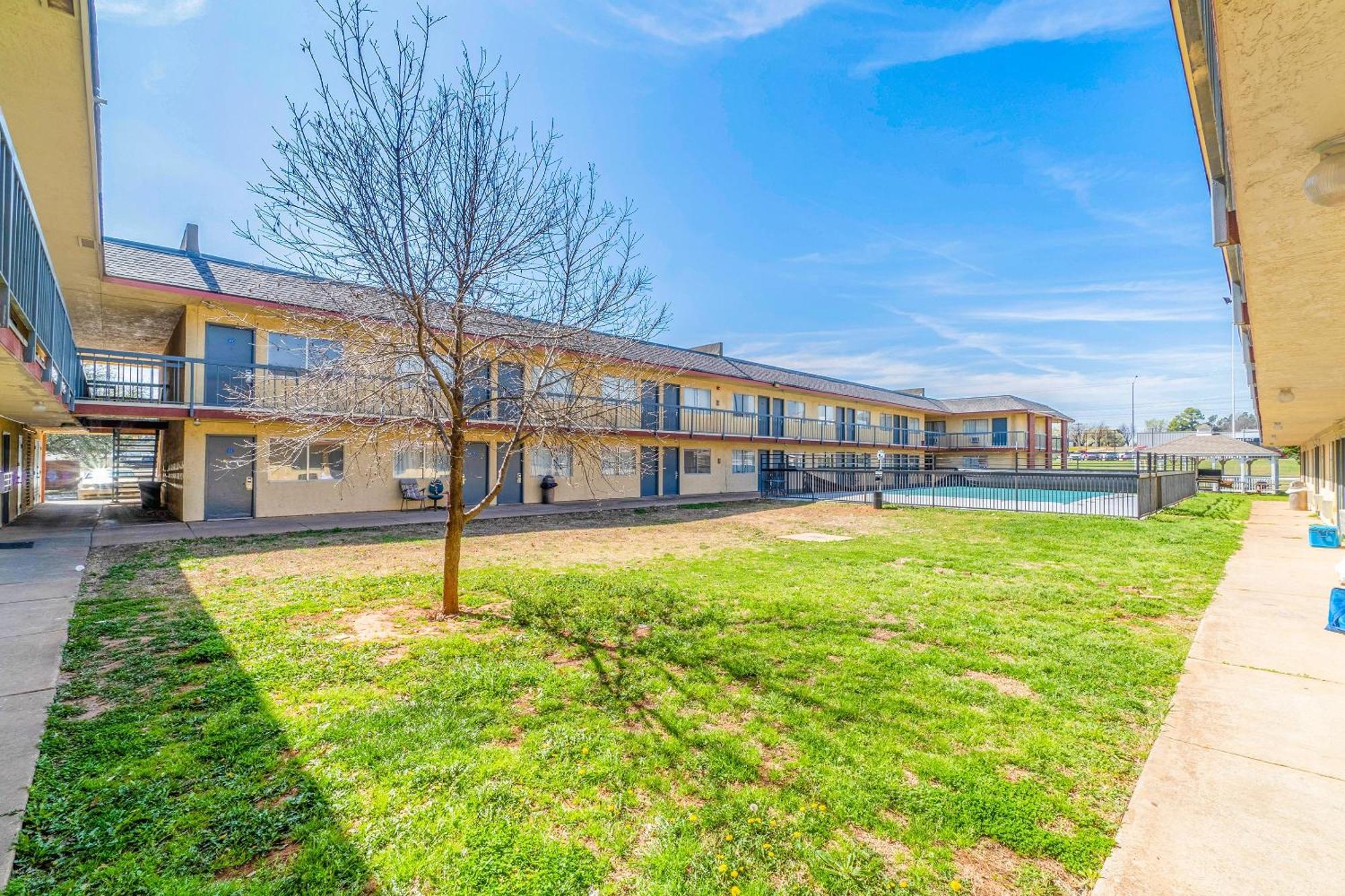 Castle Inn & Suites By Oyo Chickasha Εξωτερικό φωτογραφία