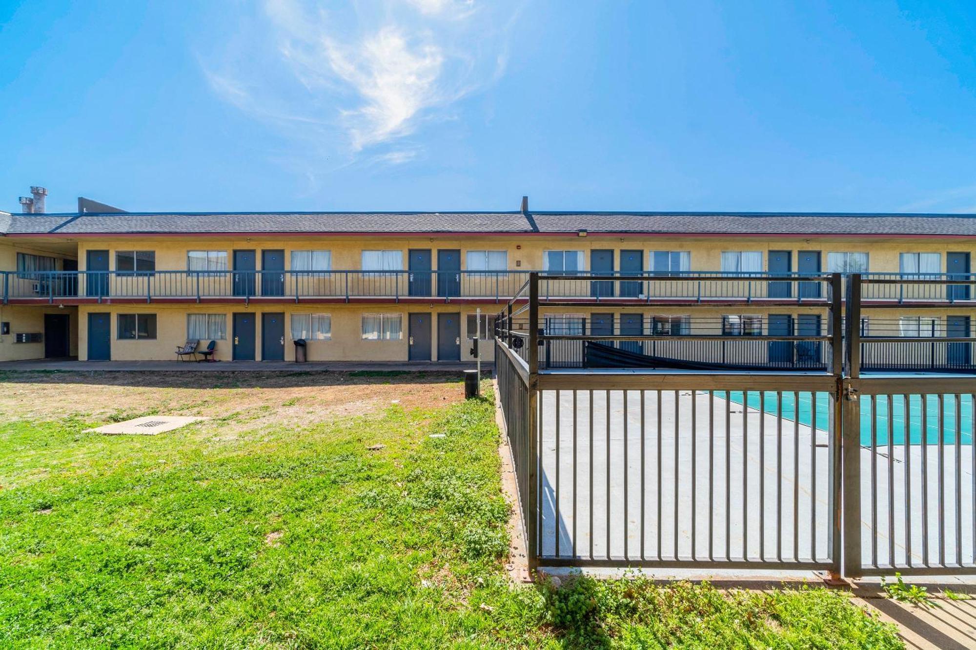 Castle Inn & Suites By Oyo Chickasha Εξωτερικό φωτογραφία