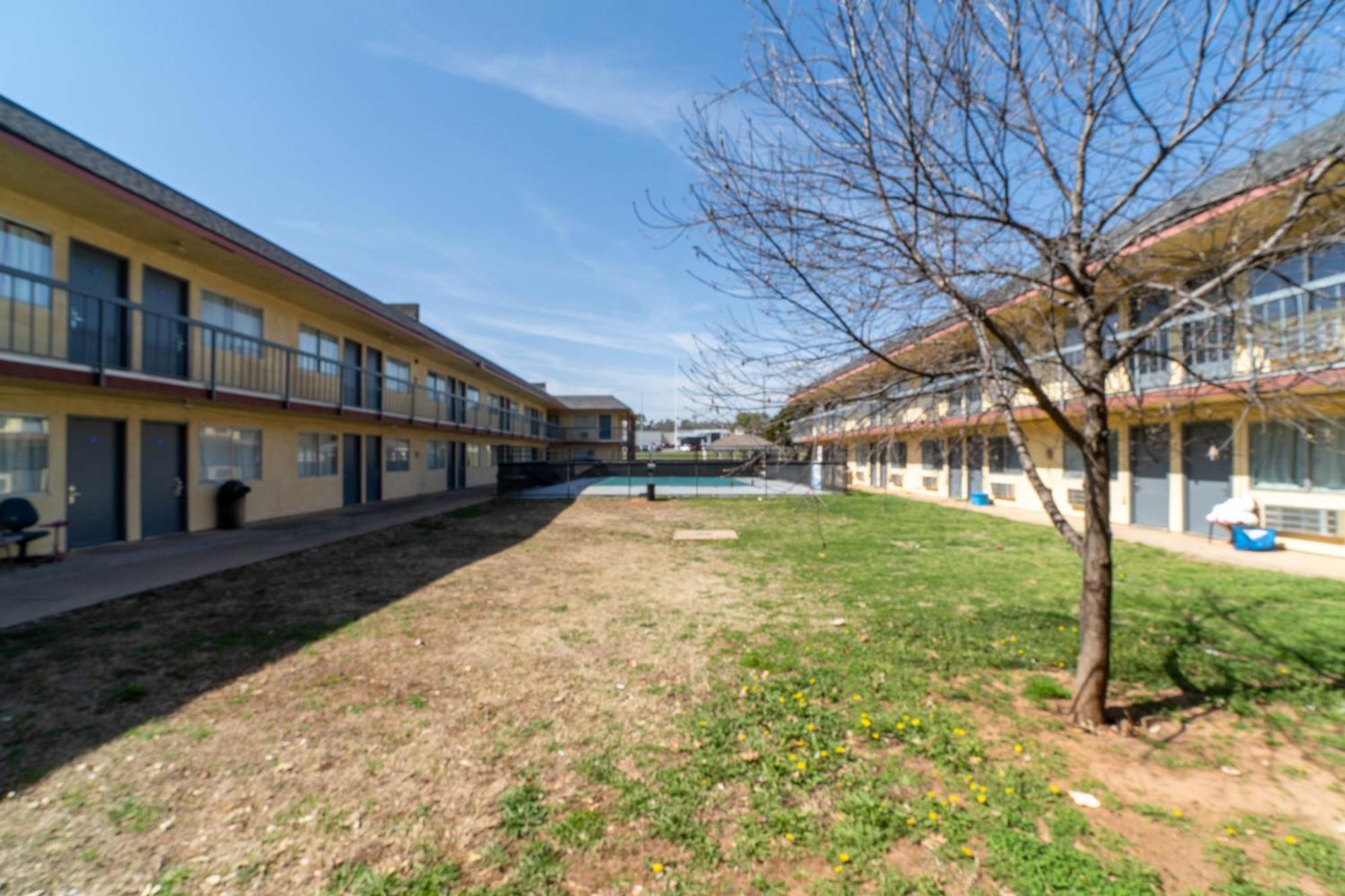 Castle Inn & Suites By Oyo Chickasha Εξωτερικό φωτογραφία