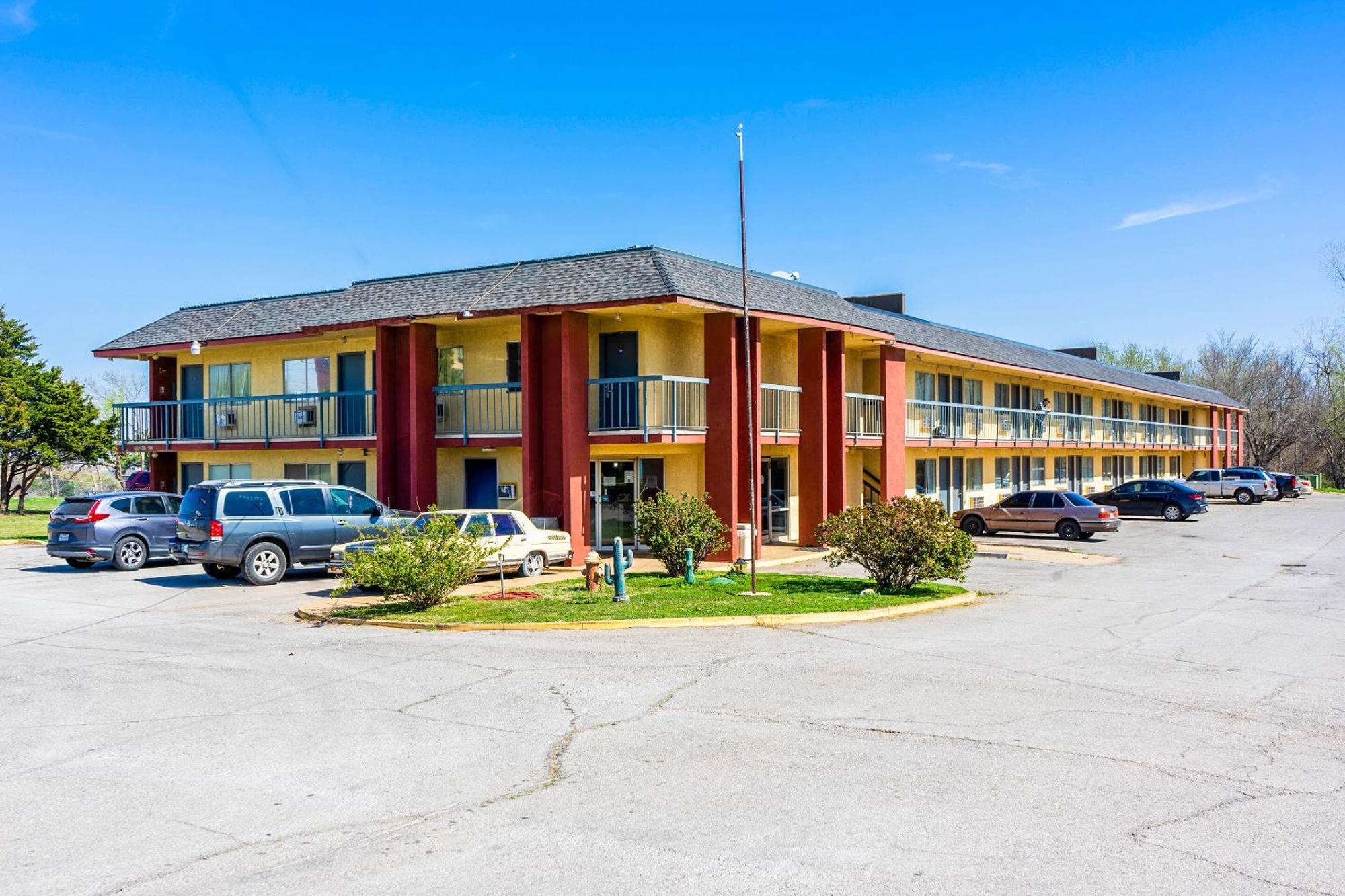Castle Inn & Suites By Oyo Chickasha Εξωτερικό φωτογραφία