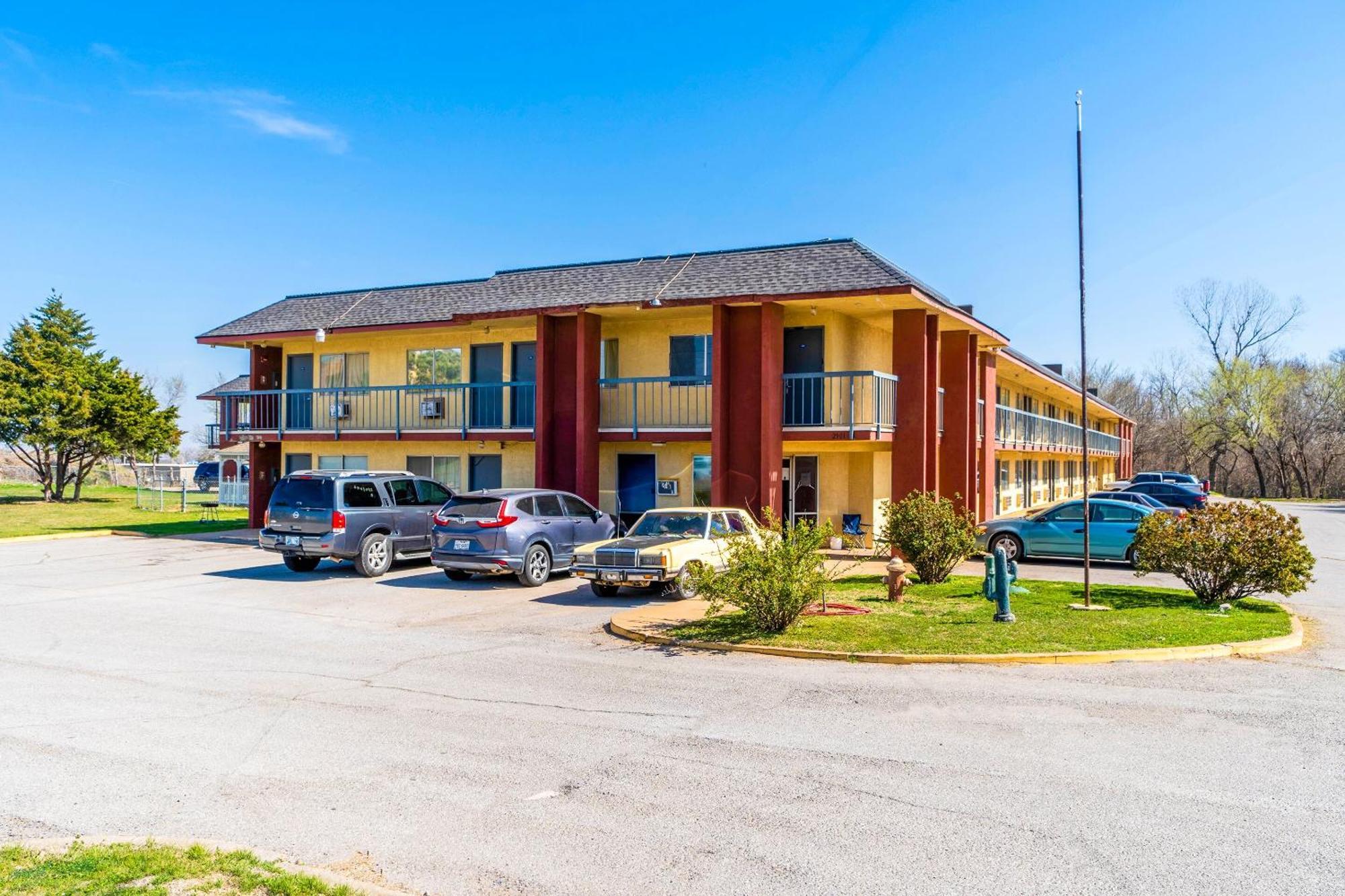 Castle Inn & Suites By Oyo Chickasha Εξωτερικό φωτογραφία