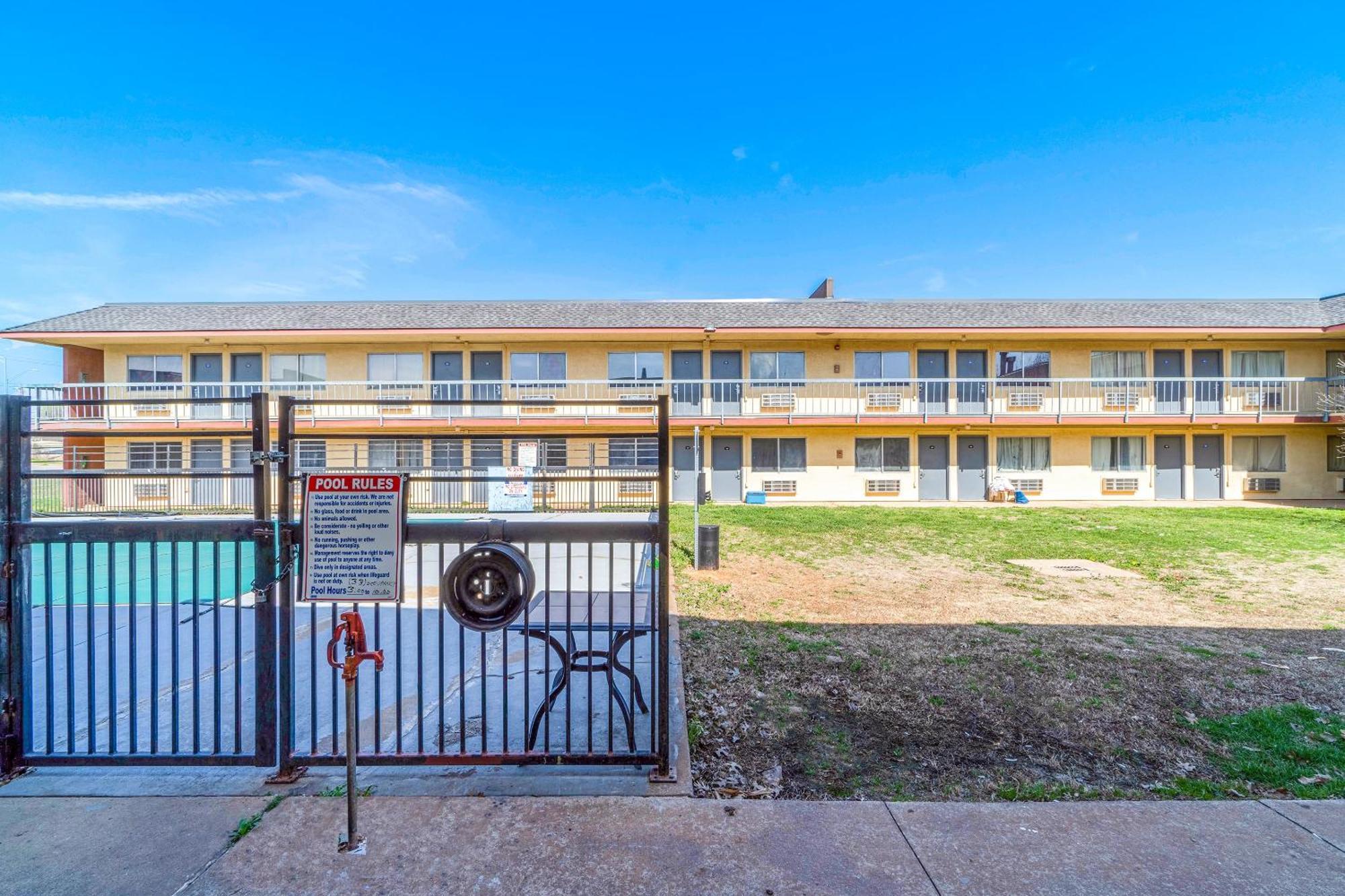 Castle Inn & Suites By Oyo Chickasha Εξωτερικό φωτογραφία