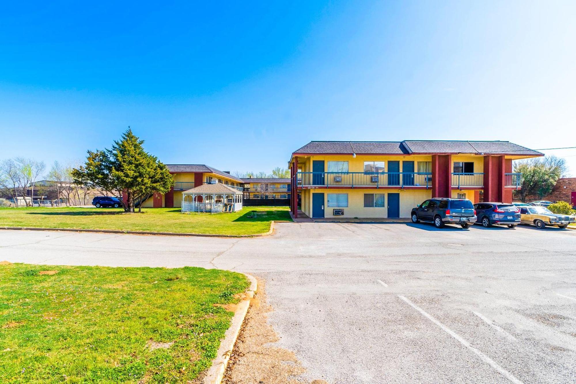 Castle Inn & Suites By Oyo Chickasha Εξωτερικό φωτογραφία