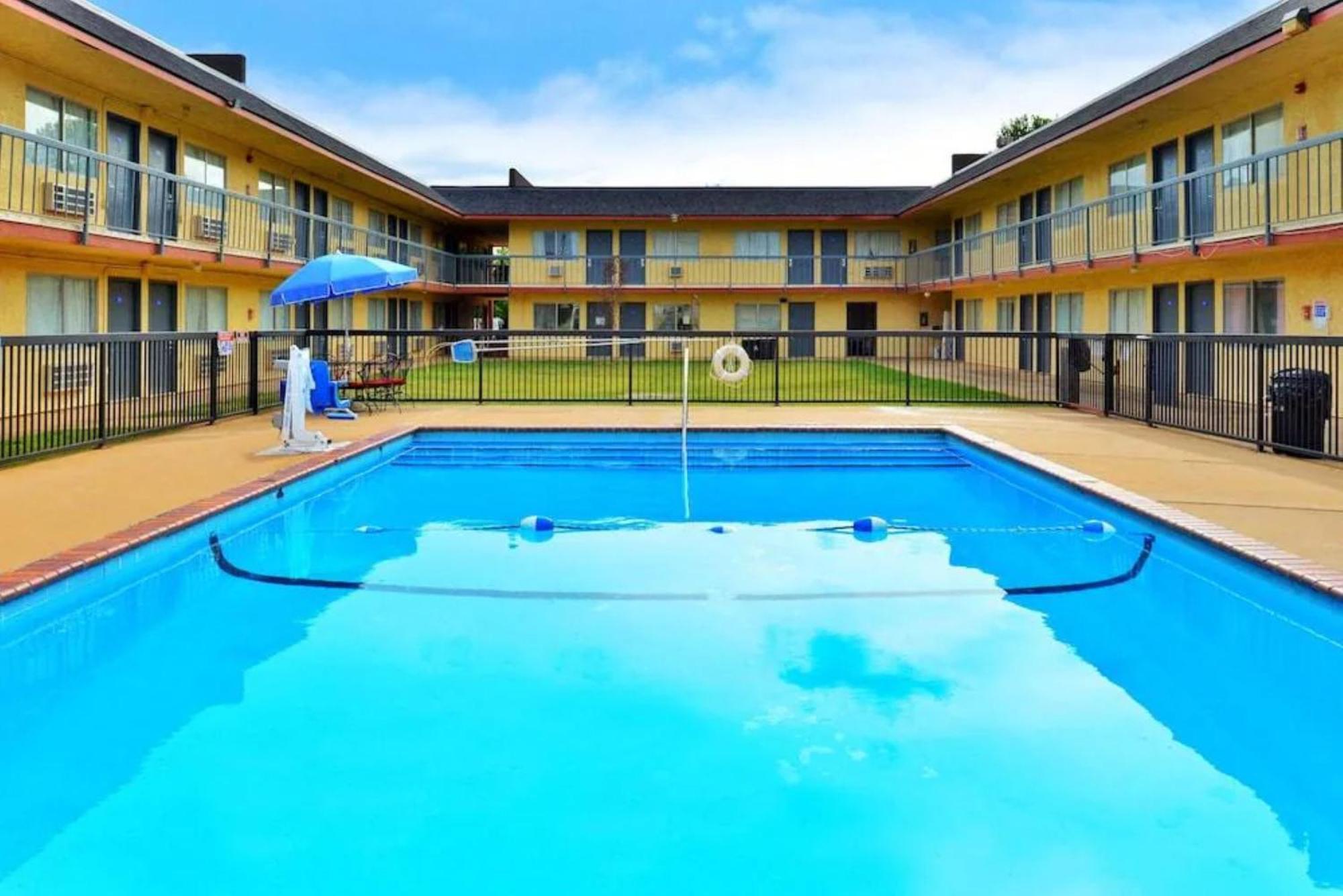 Castle Inn & Suites By Oyo Chickasha Εξωτερικό φωτογραφία